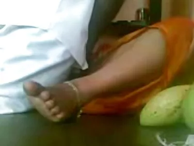 ತಾಯಿ ಕೆಲಸದಲ್ಲಿದ್ದಾಗ ಅವಳಿ ಬಾಲದ ಹುಡುಗಿ ಮಲತಂದೆಯನ್ನು ಪ್ರೀತಿಸುತ್ತಾಳೆ