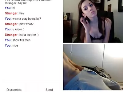 ಬ್ಯಾಂಗ್ಸ್ ಮತ್ತು ಒಳ್ಳೆಯ ಎದೆಯೊಂದಿಗೆ ಜಪಾನಿನ ಹುಡುಗಿಯ ಮೂರು ಚಿತ್ರಗಳು