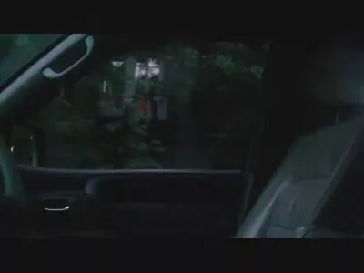 ಶ್ಯಾಮಲೆ ಮಹಿಳೆ ಅದರ ಮೇಲೆ ಕುಳಿತುಕೊಳ್ಳುವ ಮೊದಲು ದಪ್ಪ ಕೋಳಿಯನ್ನು ಹೀರುತ್ತಾಳೆ