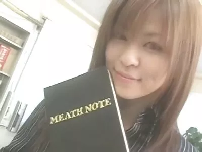 ಸಮಾರಂಭದ ಮೊದಲು ವಿವಾಹದ ಅಧಿಕಾರಿಯು ಸಣ್ಣ ವಧುವನ್ನು ದೂಷಿಸುತ್ತಾನೆ