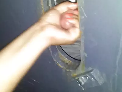 ದಡ್ಡ ಮುದುಕ ಹೊಸ ನೆರೆಹೊರೆಯ ಹುಡುಗಿಯನ್ನು ಗಟ್ಟಿಯಾದ ಶಿಶ್ನವನ್ನು ಬಳಸಿ ಸ್ವಾಗತಿಸುತ್ತಾನೆ