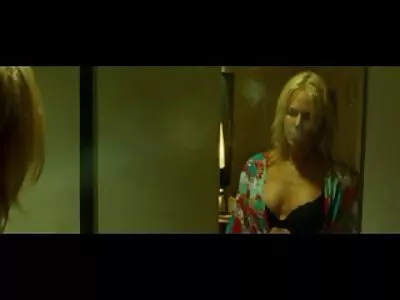 ಯುವ MILF ಮತ್ತು ಆಕೆಯ ಪತಿ ಭಾವೋದ್ರಿಕ್ತ ಲೈಂಗಿಕತೆಯ ಮಧ್ಯದಲ್ಲಿದ್ದಾರೆ