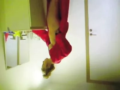 ಚುರುಕಾದ ಮನುಷ್ಯ ಹಣಕ್ಕಾಗಿ ಮೋಸ ಮಾಡುತ್ತಾನೆ ಸಿಹಿ ಹೊಂಬಣ್ಣವು ತನ್ನ ಫಕ್‌ಸ್ಟಿಕ್ ಅನ್ನು ಹೀರುತ್ತದೆ