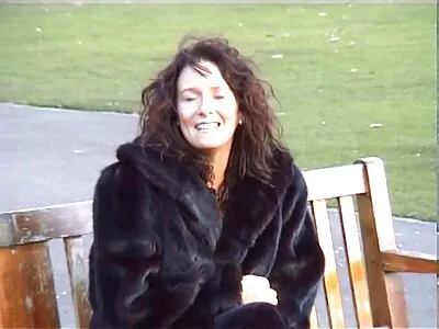 ಸಾಧಾರಣ ಚಪ್ಪಟೆಯೊಂದಿಗೆ ಹೊಂಬಣ್ಣದ ಮಗು ತನ್ನ ಸೇವೆಗಳಿಗಾಗಿ ಹಣವನ್ನು ಪಡೆಯುತ್ತದೆ