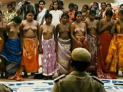 ಹೆತ್ತವರು ದೂರದಲ್ಲಿರುವಾಗ ಮಲತಾಯಿಗಳು ಸಲಿಂಗಕಾಮಿ ಲೈಂಗಿಕತೆಯನ್ನು ಹೊಂದಿದ್ದಾರೆ