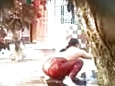 ಬಿರುಸಿನ ಕಪ್ಪು ಹುಡುಗಿ ಆ ಬಿಳಿ ಪೆಕರ್ ಮೇಲೆ ಜಿಗಿಯಲು ಸಂತೋಷಪಡುತ್ತಾಳೆ