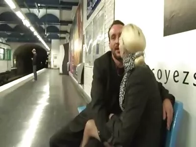 ರಷ್ಯಾದ ಪಿಕಪ್ ಕಲಾವಿದ ಮೊಣಕಾಲಿನ ಮೇಲೆ ಬಿಳಿ ಮಂಡಿಗಳನ್ನು ಹಾಕುತ್ತಾನೆ